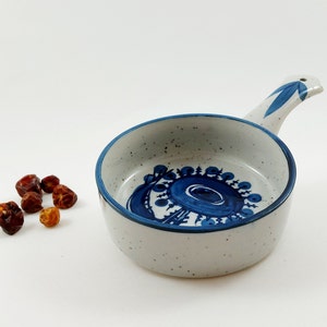 Vintage Teller mit gesprenkeltem Steinzeug und abstrakter Distel aus Schweden / Mid Century Modern Geschirr / skandinavisches Retro Geschirr