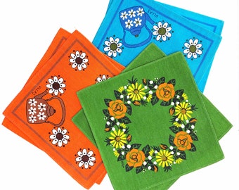 Set med 6 svenska tryckta bordsunderlägg / Skandinaviskt vintage litet fyrkantigt bordslinne / Ullas Hilja