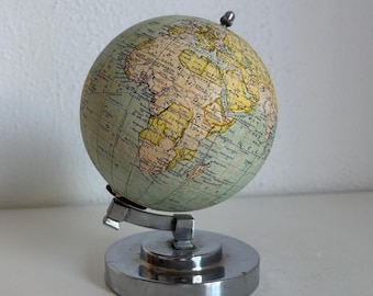 Globo terráqueo francés antiguo – Base Art Déco cromada – Circa 1930 – Cartografía colonial – 17 cm