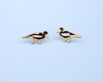 Elster australischer Vogel Hard Emaille Mini Pin - Schwarz Grau Weiß und Gold - Brosche, Anstecker, Schmuck, Revers, Lanyard, Kragenset, niedliches Geschenk
