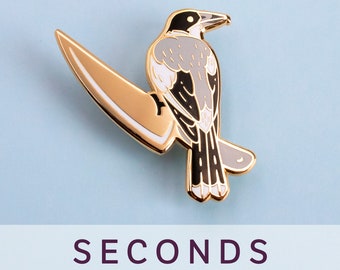 PROMOÇÃO DE SEGUNDOS! Broche de esmalte duro com pássaro australiano Grey Butcherbird - Preto, Branco, Cinza e Dourado - Broche de lapela com distintivo cloisonné