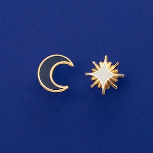 Set di mini spille in smalto duro Luna e Stella - Oro, Bianco, Blu - Spilla da bavero Sole Spazio Fantasy Distintivo Cloisonné Mitologia Medievale Riempitivo per bacheca