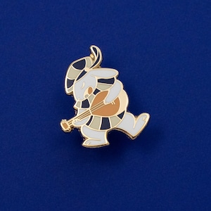 Könnte beinhalten: Ein goldfarbener Emaille-Pin mit einem Cartoon-Kaninchen, das eine Laute spielt. Das Kaninchen ist hauptsächlich hellgrau mit braunen, schwarzen und weißen Akzenten. Die Laute ist braun mit goldenen Details. Der Pin ist vor blauem Hintergrund.