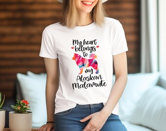 Pode incluir: Camiseta branca com uma silhueta colorida de Alaskan Malamute e o texto "Meu coração pertence ao meu Alaskan Malamute".