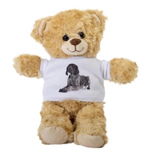 Könnte beinhalten: Ein brauner Teddybär, der ein weißes T-Shirt mit einem bedruckten braunen und weißen Deutsch Kurzhaar trägt.