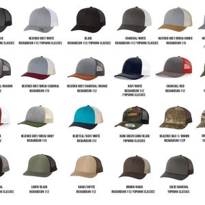 Pu&ograve; includere: Una collezione di 20 cappellini da camionista di diversi colori e motivi. I cappellini sono tutti realizzati in tessuto a rete con un pannello frontale pieno. I cappellini sono disposti in una griglia.
