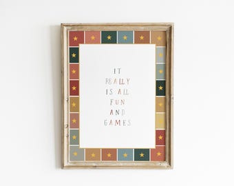 Todo es diversión y juegos. Decoración de pared para guardería en tonos tierra. Sala de juegos infantil con estrellas retro. Decoración colorida y caprichosa a cuadros XRIP5-A1