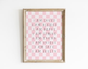 Decoración de pared personalizada a cuadros rosas para habitación infantil de niñas. Letrero personalizado con el nombre del bebé. Impresión de dulce afirmación: Amada, valiente y segura. Decoración XAMC4-A1