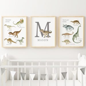Láminas personalizadas de dinosaurios para habitación infantil. Láminas de dinosaurios con nombre personalizado, láminas de dinosaurios con nombre personalizado para niño. Decoración de dinosaurios. Juego de 3 láminas ME1-A3.