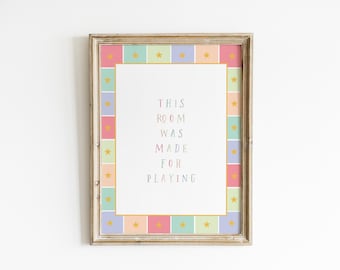 Esta habitación fue hecha para jugar. Arte de pared para guardería en tonos pastel suaves. Habitación infantil con estrellas retro. Sala de juegos. Habitación infantil linda a cuadros. Estampado caprichoso XRIP3-A1