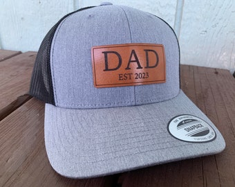 Casquette Dad Est 2024 - CUIR VÉRITABLE - Personnalisez-la pour n'importe quelle année ! Cadeau parfait pour les nouveaux papas. Cadeau parfait pour la fête des pères et les papas !