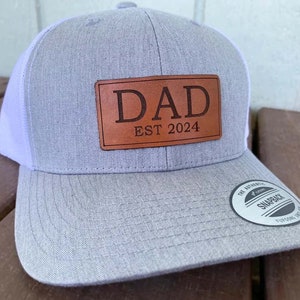 Chapeau Dad Est 2024 CUIR VÉRITABLE Chapeau papa Personnalisez-le pour n'importe quelle année Cadeau parfait pour les nouveaux papas. Cadeau parfait pour la fête des pères image 1