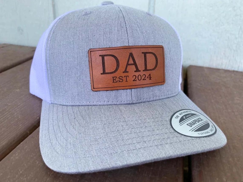 Chapeau Dad Est 2024 CUIR VÉRITABLE Chapeau papa Personnalisez-le pour n'importe quelle année Cadeau parfait pour les nouveaux papas. Cadeau parfait pour la fête des pères image 1