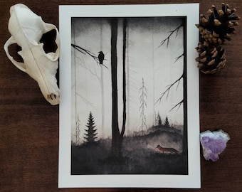 Op de afbeelding: Een rechthoekig aquarel op wit papier met een mistig boslandschap in zwart-, grijs- en wittinten. Een zwarte raaf zit op een boomtak, terwijl een kleine oranje vos door het donkere, mistige kreupelhout in het bos loopt.