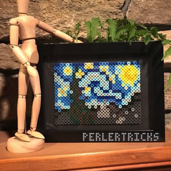 L’Art d’encadré de Perler Bead nuit étoilé - Vincent Van Gogh peinture art 8 bits de pixel en perles hama histoire geekery fusible décoration PerlerTricks