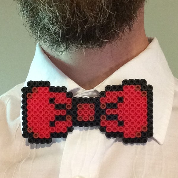 Inspirées de la médecin - Perler Beads - Sci-Fi hipster rétro pixel art cravate rouge noeud papillon perles hama peu 8 garçons d’honneur de mariage