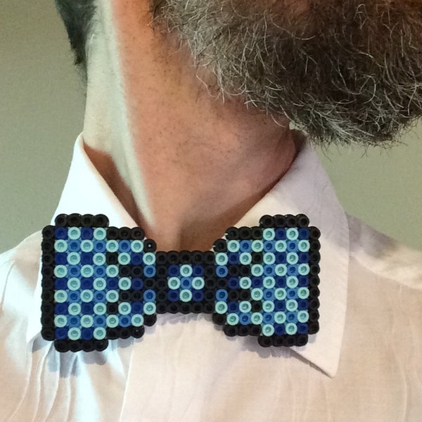 Perler cordon noeud papillon - motif Vichy, bleu plaid à carreaux, hipster rétro hama fusebeads geek mariage garçons d’honneur bowtie pixel art clip sur