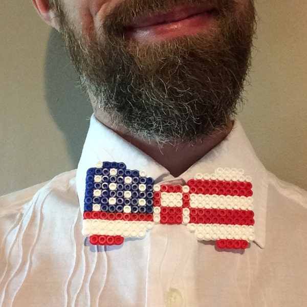 Patriotique américain drapeau Perler cordon noeud - rouge blanc bleu ancienne gloire hipster pixel art papillon hama perles 8 bit garçons d’honneur de mariage