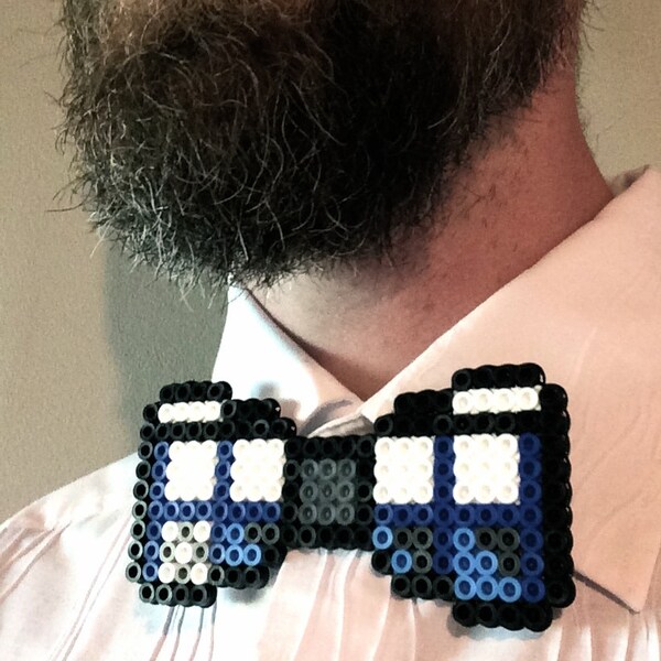 Bleu et blanc Police boîte papillon inspiré par le médecin - Perler Beads - hipster rétro science-fiction pixel art ex aequo que Hama perles 8 bit garçons d’honneur de mariage