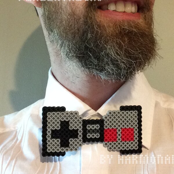 Nintendo Controller Perler Bead Bow Tie - le jeu vidéo nes gris classique dans un nœud papillon , groomsmen rétro gamer hipster pixel art 8bit hama