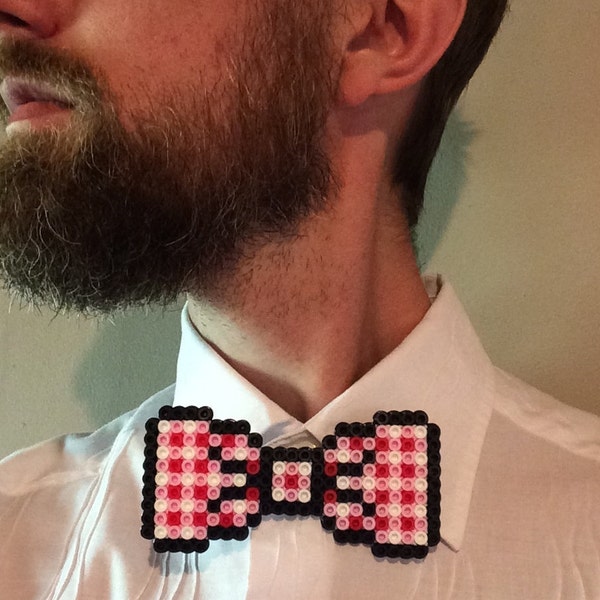 Perler cordon noeud papillon - motif Vichy, rouge blanc plaid à carreaux, hipster rétro hama fusebeads geekcraft noeud papillon pixel art 8 bits clip sur