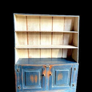 IGMA Barbara Vajnar - Hübscher Rustikaler Mid Blue Schrank - Maßstab 12 - Puppenhaus Primitiv - Handgemacht
