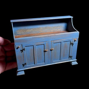 Unikat IGMA Barbara Vajnar - Hübsche Rustikale Mid Blue Dry Sink - 12th Scale - Puppenhaus Primitiv - Handgemacht