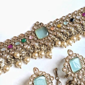 Multicolor stone choker set