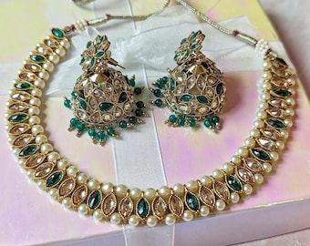 Collar tradicional indio con piedras polki y cuentas verde oscuro, que incluye un pendiente jhumka a juego.