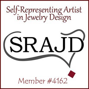 K&ouml;nnte beinhalten: Ein wei&szlig;es Logo mit schwarzem Text, der "Self-Representing Artist in Jewelry Design" und "SRAJD" in einer stilisierten Schriftart lautet. Das Logo enth&auml;lt auch eine graue, geschwungene Linie und ein rotes Quadrat. Der Text "Member #4162" befindet sich unter dem Logo.