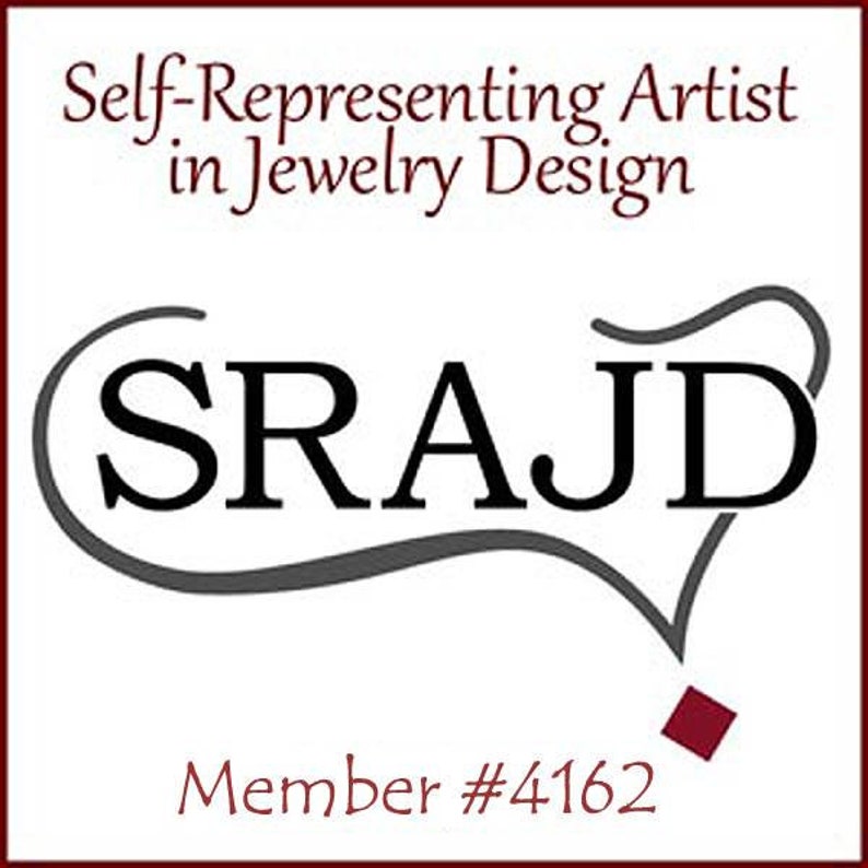 K&ouml;nnte beinhalten: Ein wei&szlig;es Logo mit schwarzem Text, der "Self-Representing Artist in Jewelry Design" und "SRAJD" in einer stilisierten Schriftart lautet. Das Logo enth&auml;lt auch eine graue, geschwungene Linie und ein rotes Quadrat. Der Text "Member #4162" befindet sich unter dem Logo.