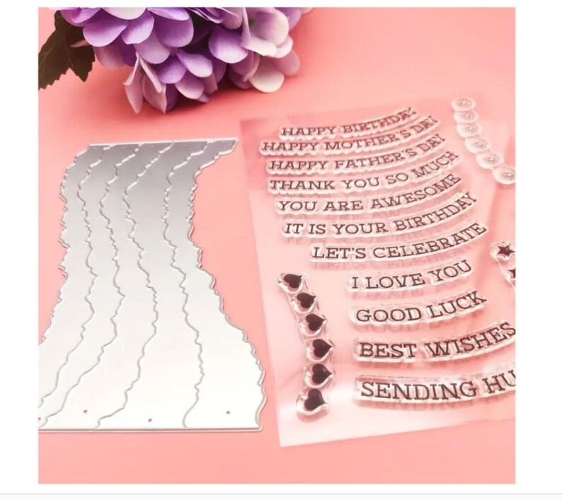 Puede incluir: Un conjunto de sellos de acr&iacute;lico transparente con varias frases y dise&ntilde;os, incluyendo corazones, estrellas y las palabras "Feliz cumplea&ntilde;os", "Feliz d&iacute;a de la madre", "Feliz d&iacute;a del padre", "Muchas gracias", "Eres incre&iacute;ble", "Es tu cumplea&ntilde;os", "Celebremos", "Te amo", "Buena suerte", "Los mejores deseos" y "Te mando abrazos".