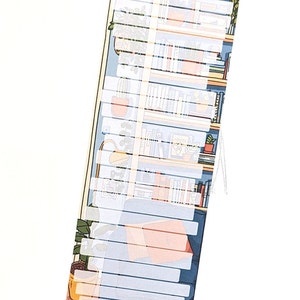 Pode incluir: Um marcador azul e amarelo com um design de estante de livros e plantas. O marcador tem uma se&ccedil;&atilde;o branca com linhas para escrever.