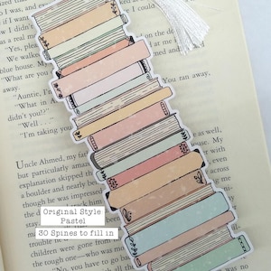 Puede incluir: Una pila de 30 libros de color pastel con lomos blancos. Los libros est&aacute;n apilados uno encima del otro y tienen un aspecto vintage y desgastado. El texto "Estilo original: Pastel" y "30 lomos para rellenar" est&aacute; escrito en la imagen.
