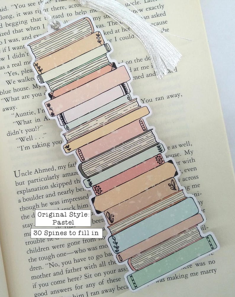 Puede incluir: Una pila de 30 libros de color pastel con lomos blancos. Los libros est&aacute;n apilados uno encima del otro y tienen un aspecto vintage y desgastado. El texto "Estilo original: Pastel" y "30 lomos para rellenar" est&aacute; escrito en la imagen.