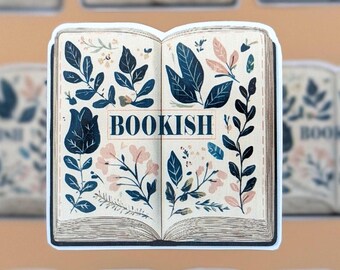 Puede incluir: Una pegatina con un diseño de libro abierto con la palabra "BOOKISH" en el centro. Las páginas del libro están decoradas con ilustraciones florales y de hojas azules y rosas. La pegatina tiene un borde blanco y está sobre un fondo borroso de pegatinas similares.