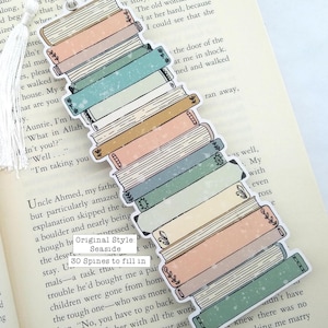 Puede incluir: Una pila de 30 lomos de libros con un tema costero de ensue&ntilde;o. Las lomos est&aacute;n ilustradas con una variedad de colores y patrones, incluyendo azul, verde, rosa y blanco. El texto "Original Style Seaside" y "30 Spines to fill in" es visible en el marcap&aacute;ginas.