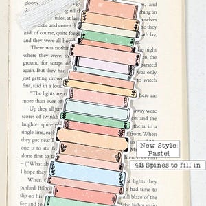 Puede incluir: Un marcap&aacute;ginas con forma de pila de libros con lomos de colores pastel. El marcap&aacute;ginas tiene un borla blanca y el texto "New Style: Pastel 42 Spines to fill in" est&aacute; impreso en la parte inferior.