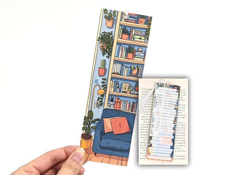 Pode incluir: Um marcador colorido com uma ilustra&ccedil;&atilde;o de desenho animado de uma estante cheia de livros, plantas e um sof&aacute; azul. O marcador &eacute; projetado para ser usado como um marcador de p&aacute;gina para leitura.