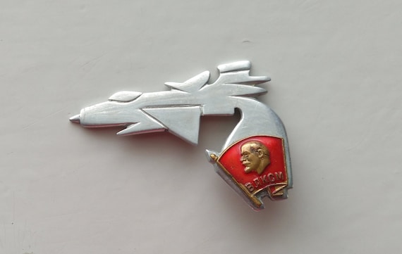 Vintage Soviet memorabilia 1960s 1970s Communism Vladimir Lenin enamel pin Komsomol VLKSM red flag badge propaganda USSR