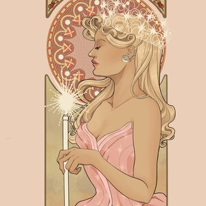 Peut inclure: Une illustration numérique d'une silhouette blonde de profil portant une robe rose sans bretelles, une couronne en forme d'étoile et des boucles d'oreilles croissant de lune. Elle tient une baguette étincelante devant un fond circulaire avec des roses et le texte Polilla.