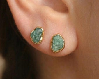 Ruwe smaragdgroene oorknopjes - 24k gold filled