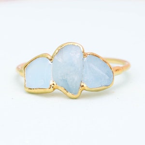 Ring med tre stenar i rå akvamarin, 24k guldfylld, smycken med mars-födelsesten