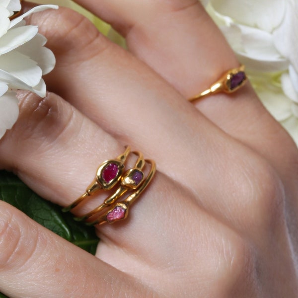 Mini Roher Rubin Ring für Frauen • Gold gefüllt • Zierlicher Verlobungsring • Juli Geburtsstein • Edelstein Kristall Schmuck • 24k Dip • Handgefertigt