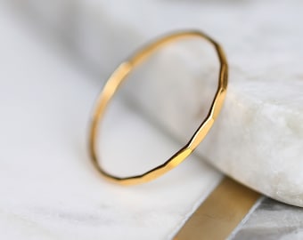 Ultra dünner gehämmerter Goldring • 14k Gold Fill texturiertes Band • Zierlicher Minimal Goldring • Dünner Ehering • Zarter Ring