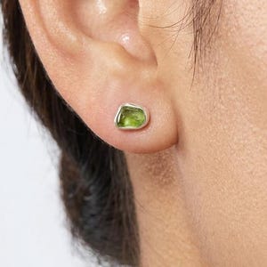 Pendientes de botón MINI de peridoto en bruto - Chapados en oro de 24k