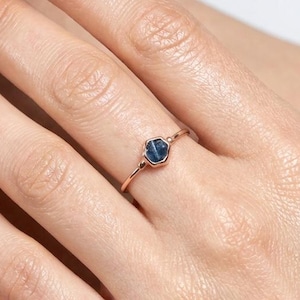 Anillo delicado de zafiro en bruto - Relleno de oro rosa de 18k