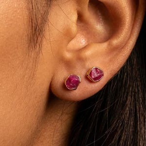 Surowe kolczyki MINI z rubinem • Wypełnione 24-karatowym złotem, minimalistyczny kamień urodzinowy lipca