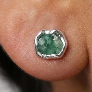 Pendientes de plata de ley con mini esmeraldas en bruto