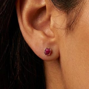 Ruwe MINI robijnrode oorknopjes, roségoud gevuld, geboortesteen juli